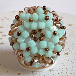 Bague N&eacute;nuphar mont&eacute;e avec toupies Menthe et Light Smoked Topaz en Cristal de Swarovski, facettes en Verre de Boh&egrave;me de m&ecirc;me couleur que les cristaux, entrecrois&eacute;es avec des rocailles Dark Bronze 